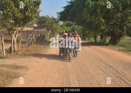 Motorradtransport auf staubigen Hinterwegen am Rio Magdalena, Santa Cruz de Mompocks, Bolivar, Kolumbien Stockfoto