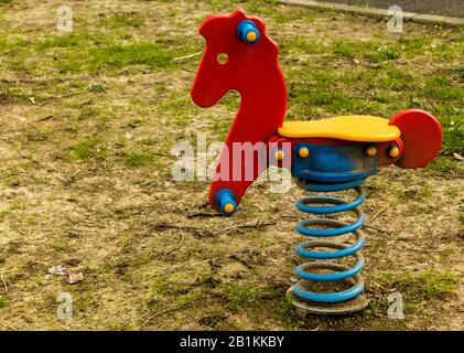 Schaukelpferd mit Frühling im Park Stockfoto