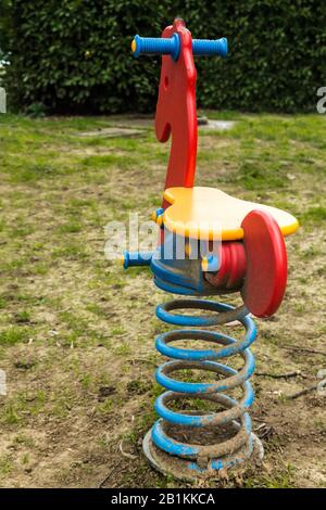 Schaukelpferd mit Frühling im Park Stockfoto