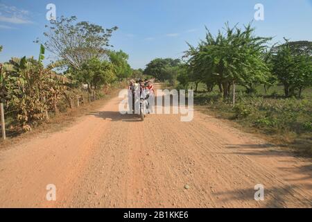 Motorradtransport auf staubigen Hinterwegen am Rio Magdalena, Santa Cruz de Mompocks, Bolivar, Kolumbien Stockfoto