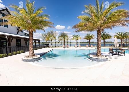 Ein Gemeinschaftspool neben einem Freizeitzentrum an der Babcock Ranch Florida, einer solarbetriebenen Gemeinde in SW Florida. Selbst getragen Stockfoto