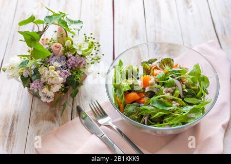 Warmer Gemüsesalat mit Kürbis, Perlgerste und Spinat auf altem, weiß-Holzhintergrund. Stockfoto