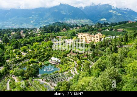 Meran, Südtirol, Italien - 4. Juli 2016. Blick auf terrassierte botanische Gärten und Schloss Trauttmansdorff-Schloss in Meran, Italien. Blick mit den Leuten in der Zusammenfassung Stockfoto