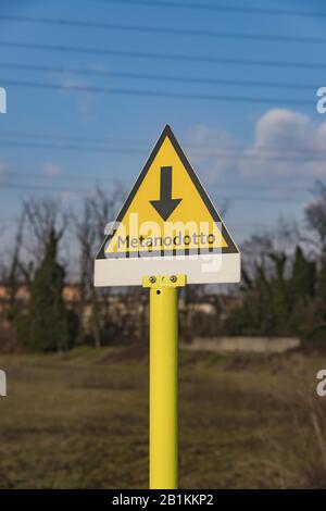 Gelbes Schild, das auf das Vorhandensein einer Gaspipeline hinweist Stockfoto