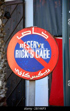 Casablanca, Marokko - 18. November 2014: Kein Parkschild vor Ricks Café - erinnert an den Film "Casablanca" mit Humprey Bogart und Indrid Stockfoto