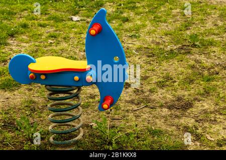 Schaukelspiel mit Frühling im Freien Stockfoto