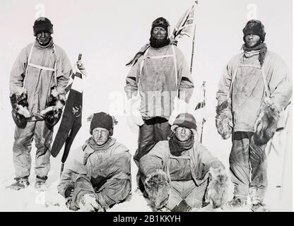 TERRA NOVA EXPEDITION 1910-1913. Eines der letzten Fotos der Expedition am Südpol. Von links stehend: Edward Wilson, Robert Falcon Scott, Lawrence Oates und sitzend: Robertson Bowers, Edgar Evans Stockfoto