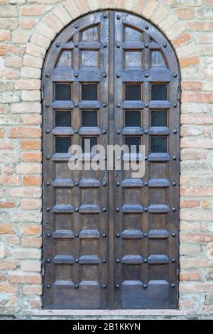 Altes Poton aus gotischem Holz Stockfoto