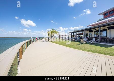 Seeside oder Waterside Boardwalk entlang des Founders Square auf der Babcock Ranch, einer selbstständigen und solarbetriebenen Community in South West Florida Stockfoto