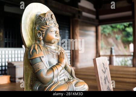 Buddha in Oku-no-In (Inner Most Temple), Kiyomizu-dera, einem unabhängigen buddhistischen Tempel im Osten Kyotos. Kyoto, Japan Stockfoto