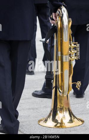 Mann hält Trompete auf Parade Stockfoto