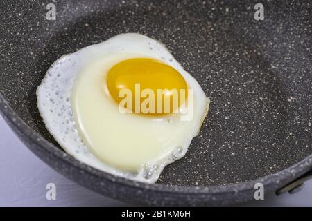 Ein Ochsen-Ei, in einer Pfanne ohne Öl und Fett gekocht Stockfoto