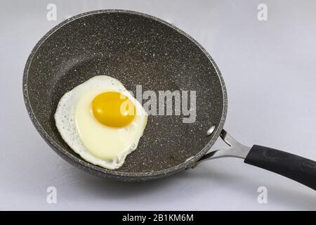 Ein Ochsen-Ei, in einer Pfanne ohne Öl und Fett gekocht Stockfoto