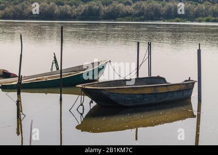 Boote und Wracks im Körper des Wassers Stockfoto