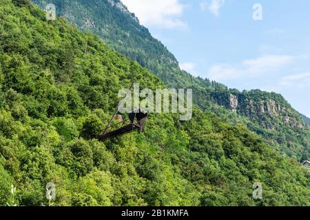 Meran, Südtirol, Italien - 4. Juli 2016. Berglandschaft mit Aussichtsplattform Il Binocolo in den Gärten des Schlosses Trauttmansdorff-Meran, Stockfoto