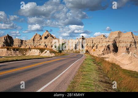 SD00215-00...SOUTH DAKOTA - Mehrschichtige und erodierte Täublinge, die entlang der Badlands Loop Road im Badlands National Park betrachtet werden. Stockfoto