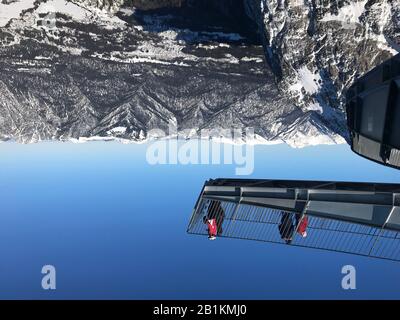 Osterfelderkopf - das Restaurant Alpspitz ist mit 2.033 m das höchste Restaurant im klassischen Ski- und Wandergebiet von Garmisch-Partenkirchen. Es befindet sich in der Alpspitzbahn in der Bergstation, Sonnenanbeter und Ausflügler können auf der Aussichtsplattform stehen und bei schönem Wetter und Sonnenschein die großartige Aussicht genießen. Skifahrer in den bayerischen Alpen, Skigebiet Garmisch Classic, Bayern, Deutschland, Skifahren, Fahren, Skifahren, Skiurlaub, Sonnenschein, Blick, Freizeit, Sport, Landschaft, Aktivität, Schnee, Wintersport, Wintersportler, Wintersportgebiet, Berge, Schnee, Wir Stockfoto