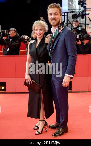 26. Februar 2020, Berlin: 70. Berlinale, Premiere, Wettbewerb, "Berlin Alexanderplatz": Jella Haase, Schauspielerin und Albrecht Schuch, Schauspieler. Das Internationale Filmfestival findet vom 20.02. Bis 01.03.2020 statt. Foto: Britta Pedersen / dpa-Zentralbild / dpa Stockfoto