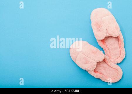 Hausschuhe mit Zwergohren. Auf einfachem Hintergrund mit Platz für Text. Stockfoto