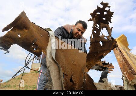 Palästinenser inspizieren das Gelände nach einem israelischen Luftangriff in Khan Yunis im südlichen Gazastreifen am 25. Februar 2020. Foto von Abed Rahim Khatib Stockfoto