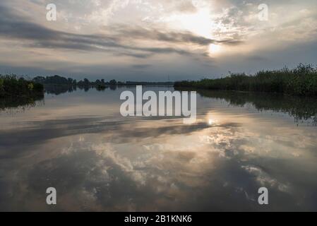 Sonnenaufgangslandschaften vom Fluss Mincio, Mantua, Italien Stockfoto