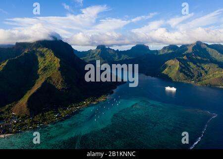 Luftansicht der Opunohu Bay, Moorea, Französisch-Polynesien Stockfoto