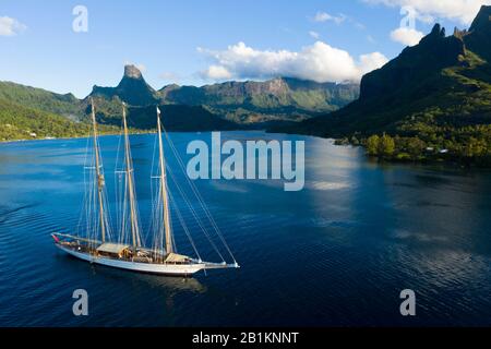 Segelboot in Cook's Bay, Moorea, Französisch-Polynesien Stockfoto