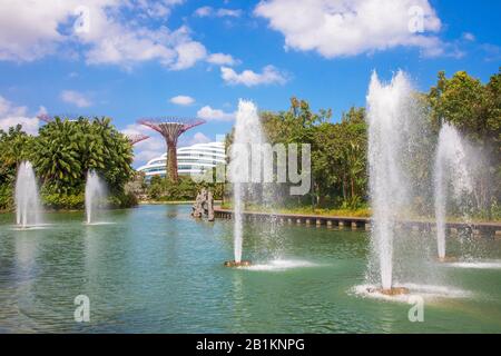 Wasserfontänen in den Gärten an der Bucht, Singapur mit dem Supertree Hain und kühlerem Wintergarten im Hintergrund, Singapur, Asien Stockfoto