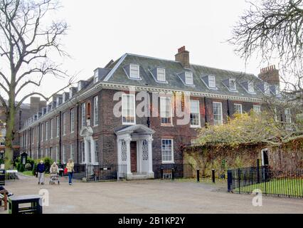 Schwarze Tür, die von Prinzessin Diana, Prinz William und Prinz Harry für geheime Besuche in den Kensington Gardens benutzt wurde. Kensington Palace, London, England. Stockfoto