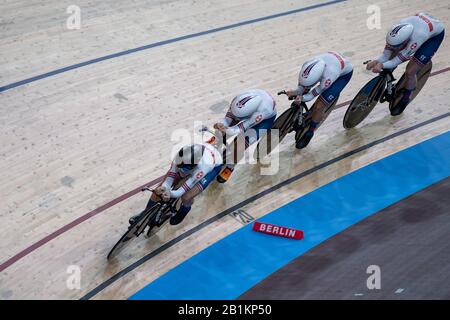 Berlin, Deutschland. Februar 2020. Radsport/Leichtathletik: Weltmeisterschaft, Mannschaftsverfolgung, Frauen, Qualifikation: Das Team aus Großbritannien, bestehend aus Elinor Barker, Katie Archibald, Eleanor Dickinson und Neah Evans, reitet auf der Strecke. Credit: Sebastian Gollnow / dpa / Alamy Live News Stockfoto