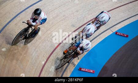Berlin, Deutschland. Februar 2020. Radsport/Leichtathletik: Weltmeisterschaft, Mannschaftsverfolgung, Frauen, Qualifikation: Das Team aus Großbritannien, bestehend aus Eleanor Dickinson (l-r), Neah Evans, Elinor Barker und Katie Archibald, reitet auf der Strecke. Credit: Sebastian Gollnow / dpa / Alamy Live News Stockfoto