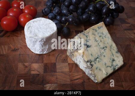 Blaukäse, Ziegenkäse, Tomaten und Sable Trauben Stockfoto