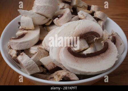 Rohe Champignons in Scheiben, bereit zum Kochen Stockfoto