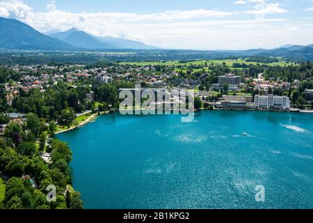 Bled, Slowenien - 6. Juli 2019. Blick über die Stadt Bled am Ufer des Bleder Sees in Slowenien. Ansicht mit Gewerbeimmobilien und Wohnhäusern in Stockfoto