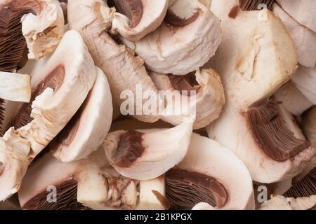 Rohe Champignons in Scheiben, bereit zum Kochen Stockfoto