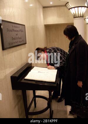 Erinnerungsbuch an Dodi Fayed und Prinzessin Diana im Kaufhaus Harrods, London, England. Stockfoto