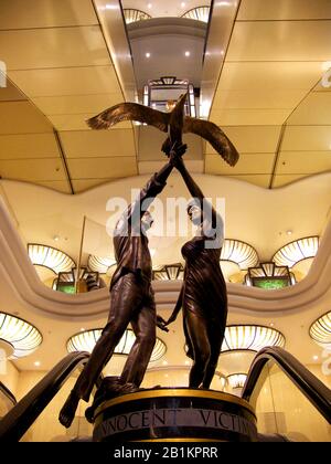 Die von Mohamed Al Fayed in Auftrag gegebene Bronzeplastik steht im Kaufhaus Harrods in London, England, Und Zeigt Dodi Fayed und Prinzessin Diana. Stockfoto