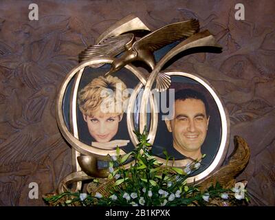 Memorial im Auftrag von Mohamed Al Fayed steht im Kaufhaus Harrods, London, England, Mit Der Darstellung von Dodi Fayed und Prinzessin Diana. Stockfoto