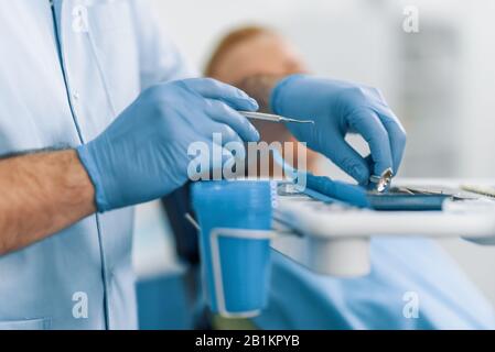 Stomatologie-Instrumente in Zahnarzthand, Nahaufnahme.Gesundheitskonzept.Zahnarztbüro. Stockfoto