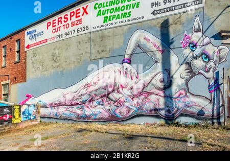 Großes Graffiti-Wandbild mit einem pinkfarbenen Spray bemalten Cat Women im verlassenen Innenstadtblock Collingwood, Melbourne, Victoria, Australien Stockfoto