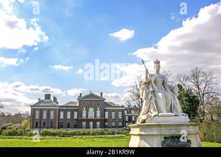 Die Statue der Königin Victoria steht vor ihrem Geburtsort und ehemaligen Wohnsitz, Kensington Palace, London, England. Stockfoto