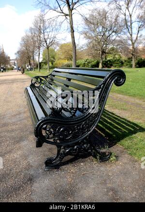 Parkbank auf dem Princess Diana Memorial Walk, Kensington Palace Gardens, London, England. Stockfoto