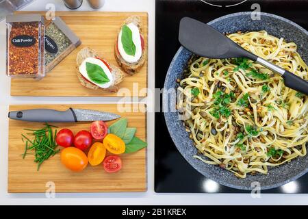 Budapest, Ungarn - 27. August 2018: Traditionelle italienische Küche mit appetitlichem und köstlichem Nudelgericht auf der Theke von der Draufsicht aus - flacher Lay. Stockfoto