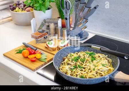 Budapest, Ungarn - 27. August 2018: Traditionelle italienische Küche mit appetitlichem und köstlichem Fettuccin-Pasta-Gericht auf der Theke aus abgewinkelter Sicht. Stockfoto