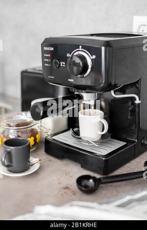 Budapest, Ungarn - 26. August 2019: Kaffeezubereitung mit Sencor-Kaffeemaschine für den Haushalt. Stockfoto