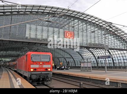 Regionalzug im Berliner Hauptbanhof, Deutschland Stockfoto