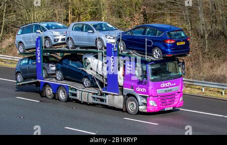 CINCH-Autotransporter; LKW für schwere Massenguttransporte auf der Autobahn, Transport, LKW, Transport, BCA-Abholung und -Lieferungen, LKW, Spezialfracht, DAF-Fahrzeug, Lieferung, Verkehr, Industrie, Gebrauchtwagen auf der M6 in Lancaster, Stockfoto