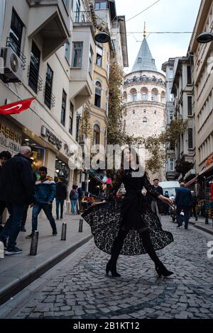 Porträt der schönen Frau mit Blick auf den Galata-Turm in Istanbul, Türkei. Reise- und Urlaubskonzept in der Türkei Stockfoto