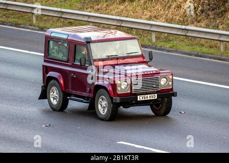 2014 Red Land Rover Defender 90 XS TD; UK Vehicular Traffic, Transport, moderne Fahrzeuge, Salonwagen, Fahrzeuge, Fahrzeug, UK Roads, Motoren, Fahren auf der Autobahn M6 Stockfoto