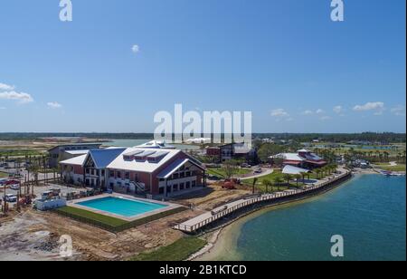 Luftaufnahme und Teil des Founders Square mit großem Pool auf der Babcock Ranch, Florida, eine umweltfreundliche, solarbetriebene Gemeinschaft aus biologischem Anbau Stockfoto